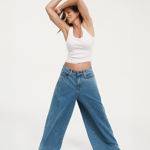 Milovnice bílého tílka a denimu slaví šedesátku. Cindy Crawford ale pořád vypadá mladistvě, právě i díky kouskům, které obléká