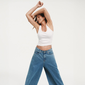 Milovnice bílého tílka a denimu slaví šedesátku. Cindy Crawford ale pořád vypadá mladistvě, právě i díky kouskům, které obléká