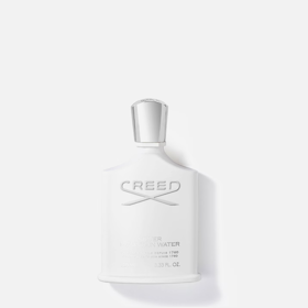Osvěžující parfém Silver Mountain Water od značky Creed představuje čistou kompozici, která se otevírá povzbuzujícím citrusovým výbuchem bergamotu a mandarinky, evokujícím svěžest horského vzduchu. Následně se rozvíjí srdce tvořené čajovými tóny a čistým ozonickým akordem. Základ z jemného santalového dřeva a pižma ukotvuje vůni a dodává jí univerzální charakter.  Parfém seženete od 4200 Kč.