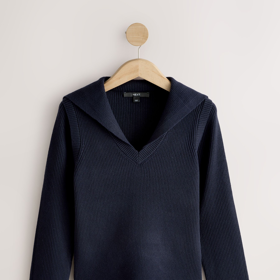 Svetr s podobně výrazným límcem, jaký oblékla Helen Mirren, prodává třeba značka Next za 870 Kč.