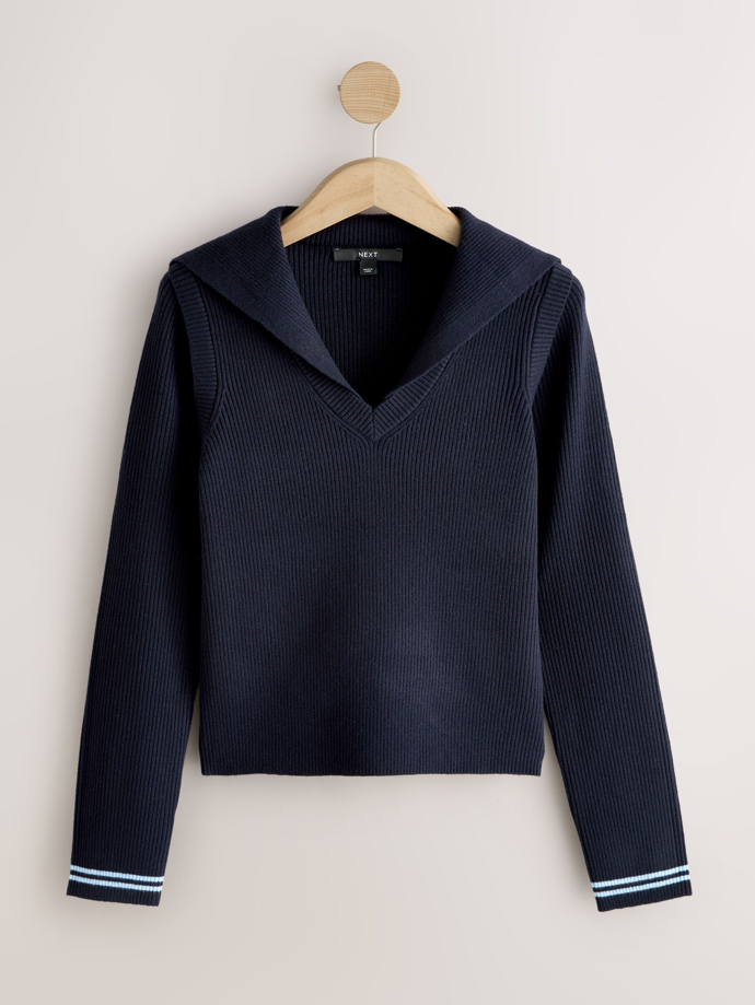 Svetr s podobně výrazným límcem, jaký oblékla Helen Mirren, prodává třeba značka Next za 870 Kč.