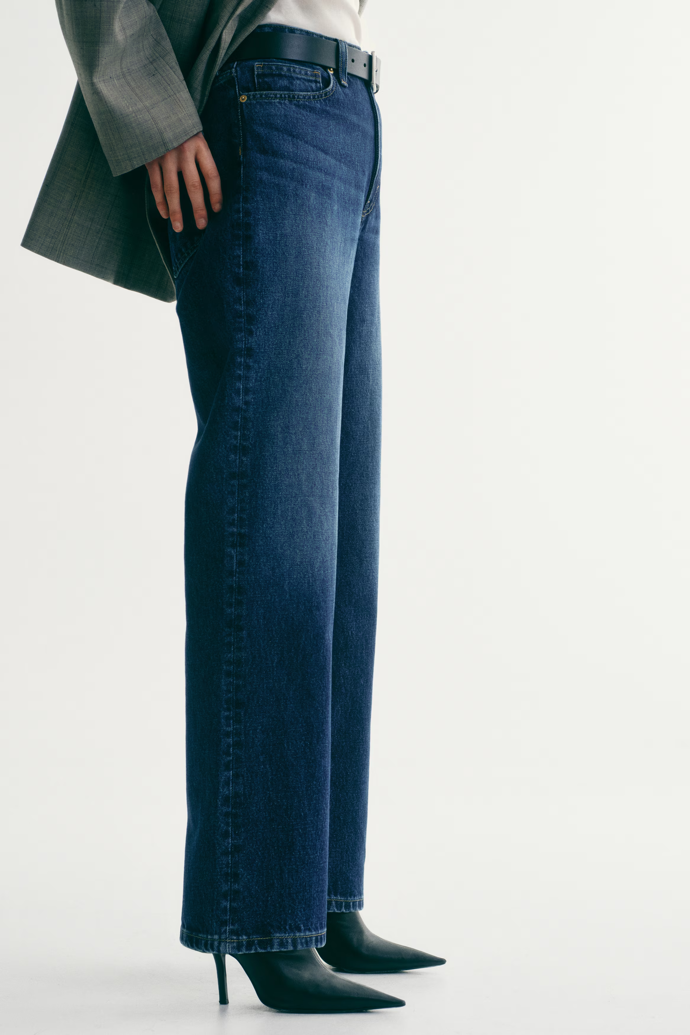 Právě kombinace základních kousků a promyšlených doplňků každý outfit s džínami povýší na další módní úroveň. Rovné džíny s vysokým pasem,  H&M, 979 Kč
