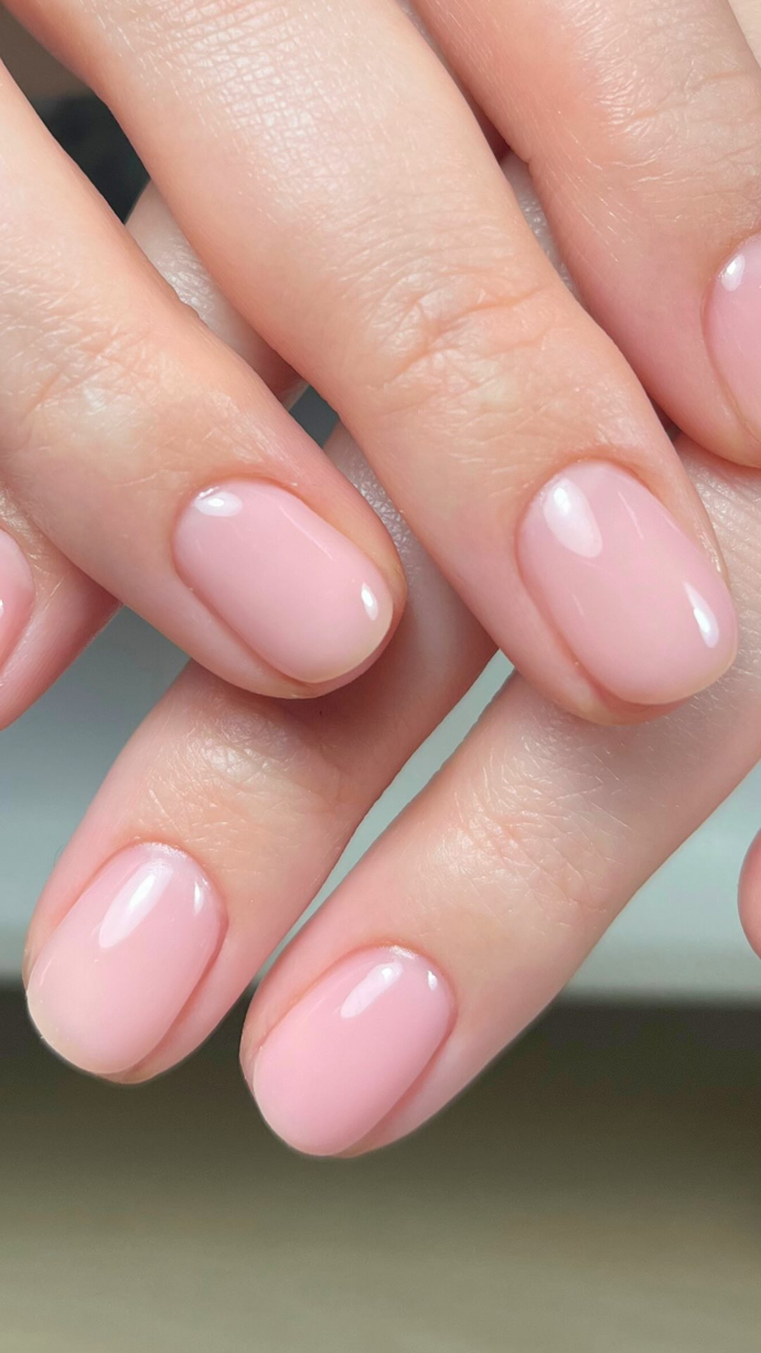 Kontrastem k ostré červené bude decentní, čistá manikúra.