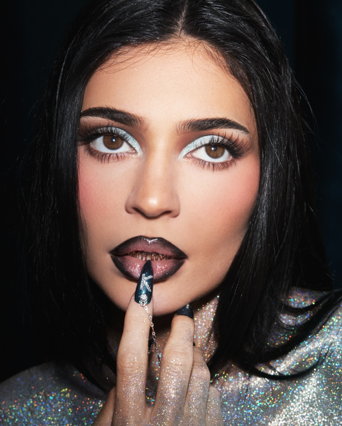 Kylie Jenner je známá svým nápaditým líčením. Výrazné oči, ale také plné rty patří k jejím poznávacím znamením. Letos se vrací hlavně světle modré oční stíny. Její značka kosmetiky slaví 10 let, a tak připravila retrospektivní kolekci. 