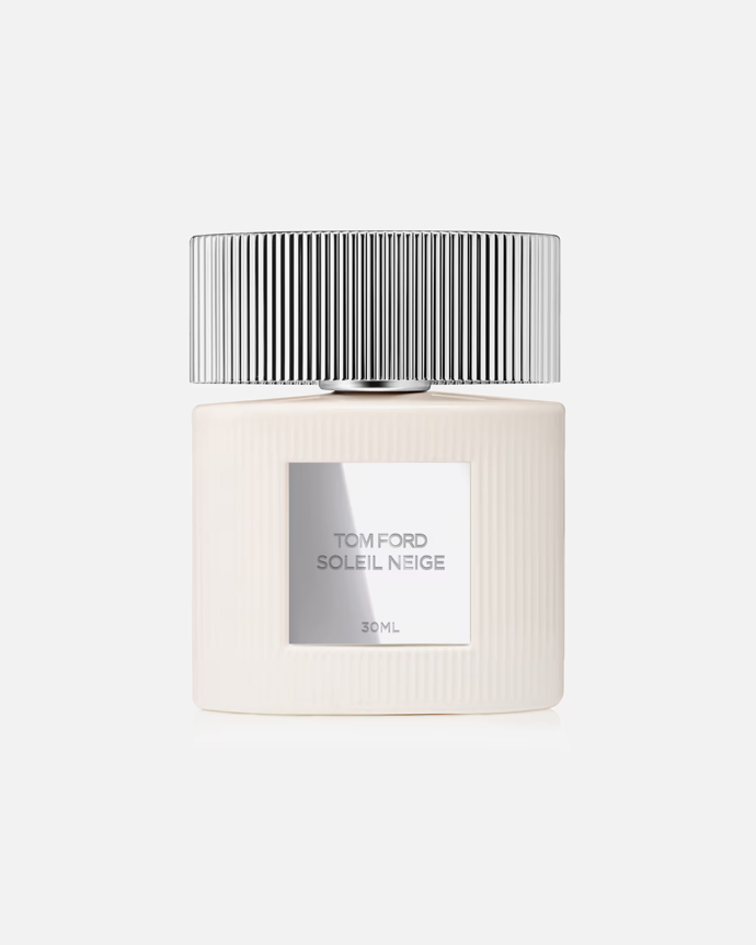 Parfém Soleil Neige od značky Tom Ford evokuje závan zimního vzduchu a hřejivého slunce na čerstvém alpském sněhu. Zářivá a povzbuzující vůně si vás získá svěžími citrusy, bílými květy a smyslným pižmem. Parfém koupíte od 1349 Kč.