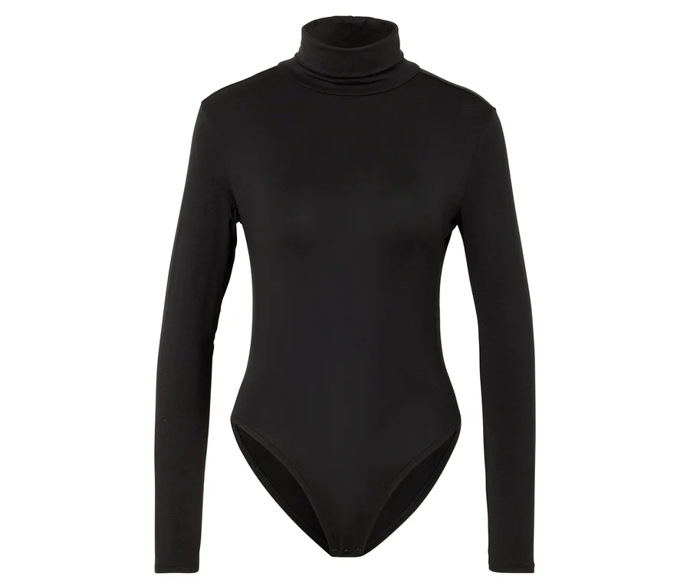 Zpěvačka pod sako oblékla top se stojáčkem. Skvěle se vrství třeba s body, toto je od značky Tchibo a vychází na 499 Kč.