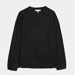 Svetr s kulatým výstřihem je základ pro vrstvení. Tento model prodává značka Marks&Spencer za 1199 Kč.