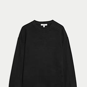 Svetr s kulatým výstřihem je základ pro vrstvení. Tento model prodává značka Marks&Spencer za 1199 Kč.