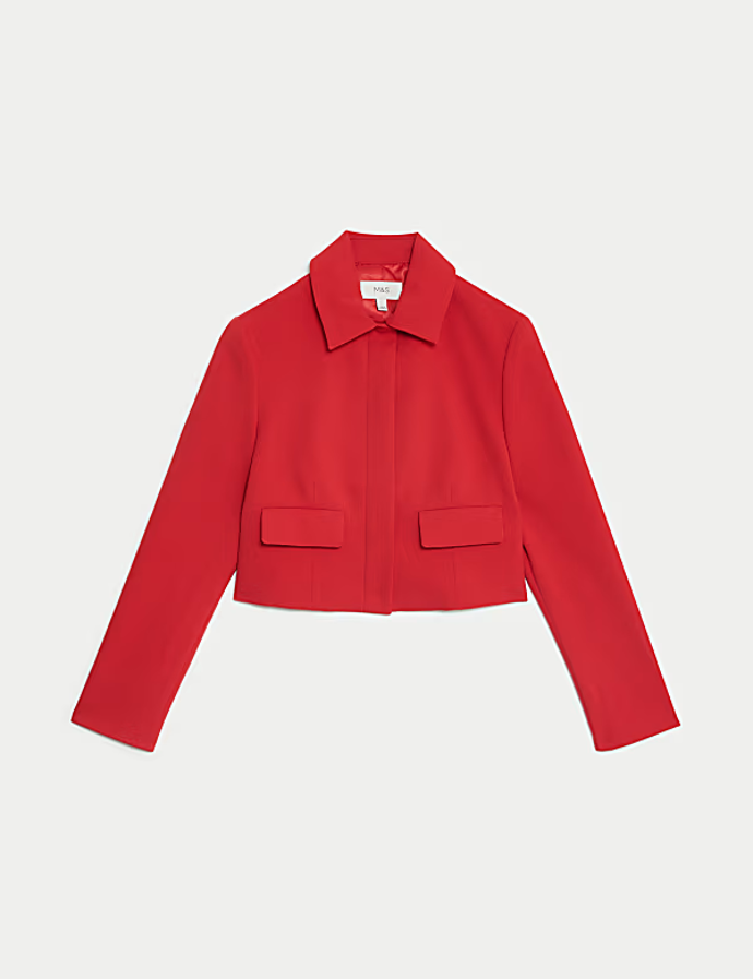 Po třicítce přichází chuť na ženskost s lehkým nadhledem a citem pro kvalitu. Vybrali jsme pro vás následující outfit složený z bundičky, svetru a sukně: Krátká projmutá bunda s límečkem, Marks&Spencer, 1999 Kč