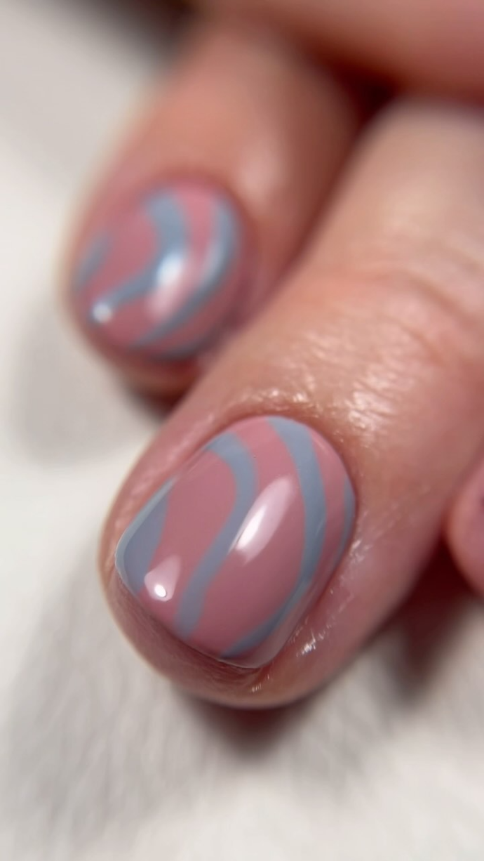 Modrou můžete zkombinovat i s jemnou růžovou...