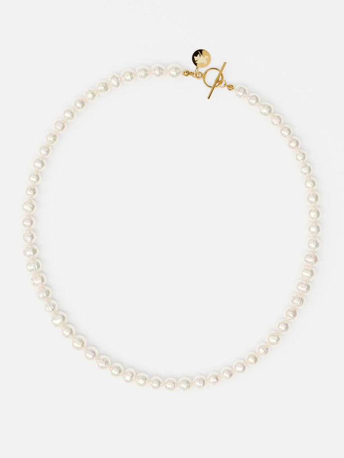 Milena Steinmasslová nosí perly ráda, a tak se její model neobešel ai bez perlového náhrdelníku, který je symbolem nadčasové noblesy. Tento model je od značky Furiosa a vyjde vás na 2490 Kč.