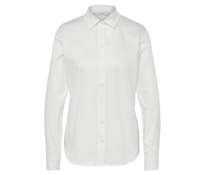 Nesmrtelným pilířem šatníku je i bílá košile. Tuto pořídíte u značky Tchib za  699 Kč.