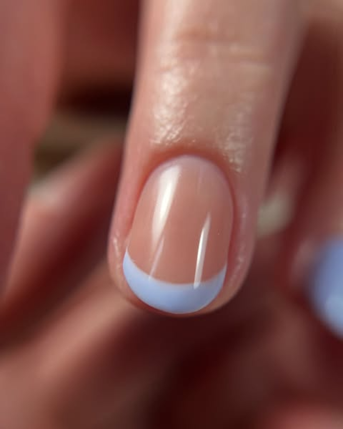 ...nebo díky ní oživit klasickou francouzskou manikúru.