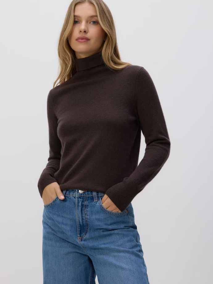 Džíny s rolákem patří k nesmrtelným kombinacím.