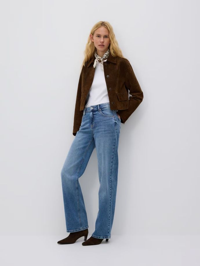 Světlé džíny si rozumí také s kůží a semišem. Rovné džíny, Reserved, 799 Kč