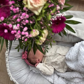 Moderátorka Karolína Hošek porodila.