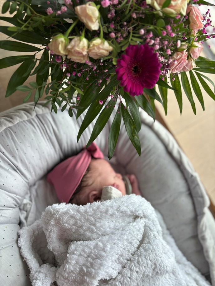 Moderátorka Karolína Hošek porodila.