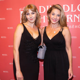 Na letním jevišti pod Žižkovskou věží se totiž v jedné hře vůbec poprvé pracovně potká se svou starší dcerou.