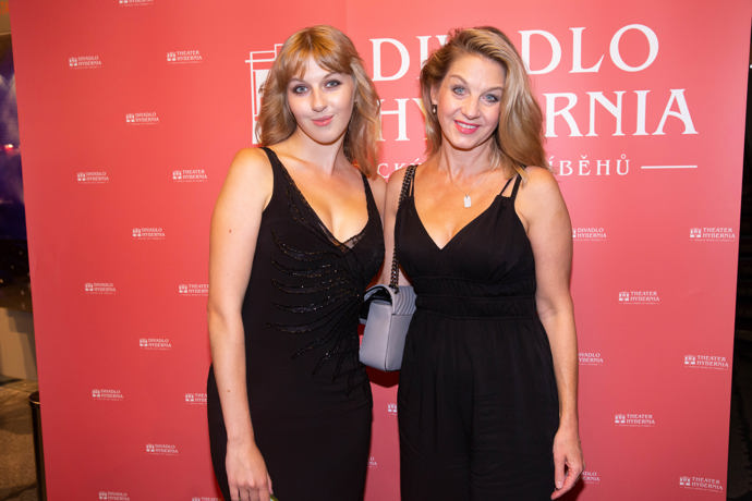 Na letním jevišti pod Žižkovskou věží se totiž v jedné hře vůbec poprvé pracovně potká se svou starší dcerou.
