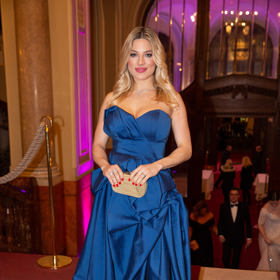 Eva Perkausová oblékla v roce 2023 tmavě modré šaty od sourozeneckého dua Poner s korzetovým topem a řasením v oblasti rozparku. 