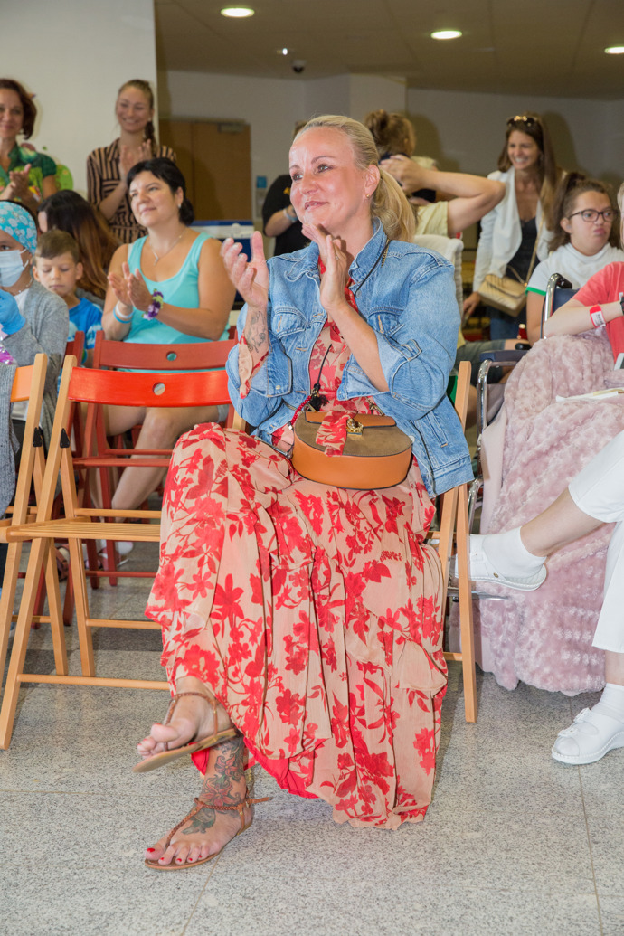 Kombinace něžných šatů a džínové bundy je nesmrtelná.