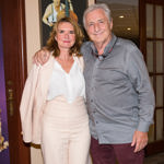 Kombinace béžové a bílé rozhodně nemusí být nudná, když volíte lichotivé střihy.