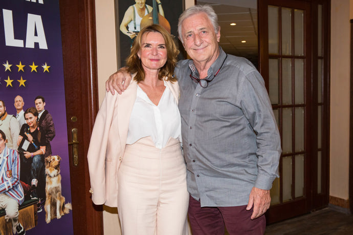 Kombinace béžové a bílé rozhodně nemusí být nudná, když volíte lichotivé střihy.