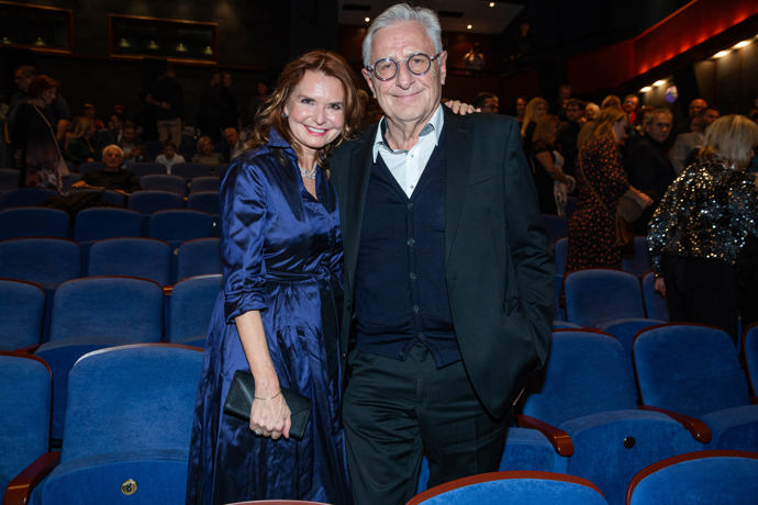 Šik alternativou budou tmavomodré šaty, třeba v elegantním saténovém provedení.