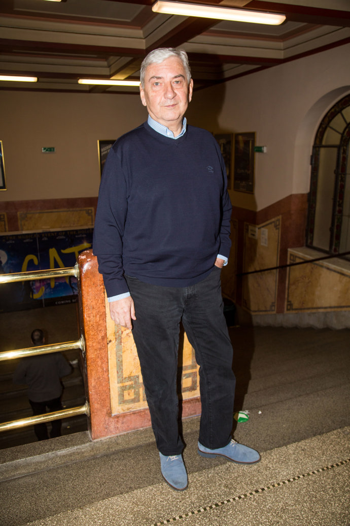 Herec volí také modrou obuv. A to jak v tmavších, tak i světlejších odstínech