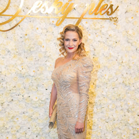 Šárka Vaňková zazářila ve zlaté róbě s dlouhým rukávem, doplněné o vlasy s hollywoodskými vlnami a rudou rtěnkou.