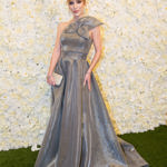 Iveta Maurerová vynesla stříbrné metalické šaty a symetricky střiženým ramínkem. 