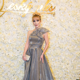 Iveta Maurerová vynesla stříbrné metalické šaty a symetricky střiženým ramínkem. 