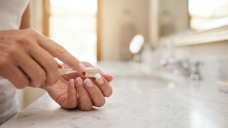 Sbohem zažloutlé nehty: Pětiminutový trik s pastou na zuby vrací po padesátce rukám krásu, kterou mi závidí i vnučky