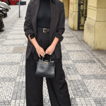 Monika Bagárová ukázala, že ani celočerný outfit nemusí být fádní.