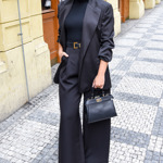 Zpěvačka svůj naopak velmi stylový minimalistický look poskládala z 6 černých kousků. Šik vzhled zajistily široké kalhoty, ale také doplňky