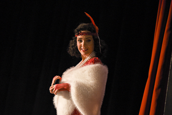 Lucii Vondráčkové tato role sedí jako ulitá. 