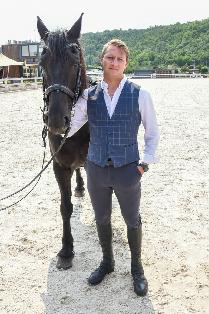 Mimo divadlo a televizi se herec věnuje právě koním - se svou ženou mají velký statek plný zvířat. 