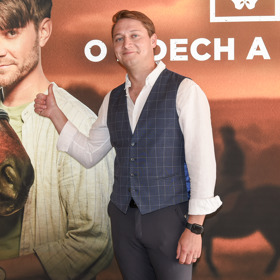 Mladého herce známe například ze seriálu O lidech a koních. 
