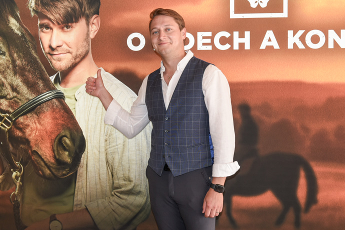 Mladého herce známe například ze seriálu O lidech a koních. 
