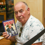 Mezi jeho nejlepší kamarády patřil dlouhých 50 let Jiří Krampol. Někteří lidé je odsuzovali za to, že v roce 2018 přijali od prezidenta Miloše Zemana vyznamenání.