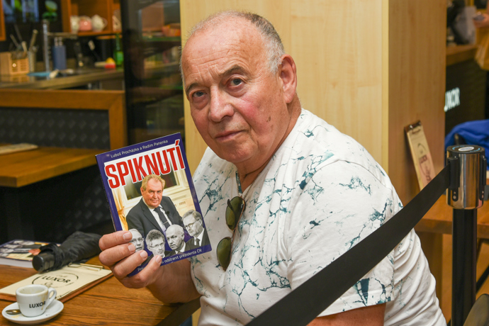 Mezi jeho nejlepší kamarády patřil dlouhých 50 let Jiří Krampol. Někteří lidé je odsuzovali za to, že v roce 2018 přijali od prezidenta Miloše Zemana vyznamenání.