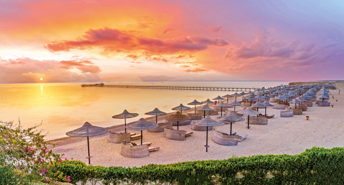 Pláž u nového hotelu Malikia Resort Abu Dabbab v Egyptě.