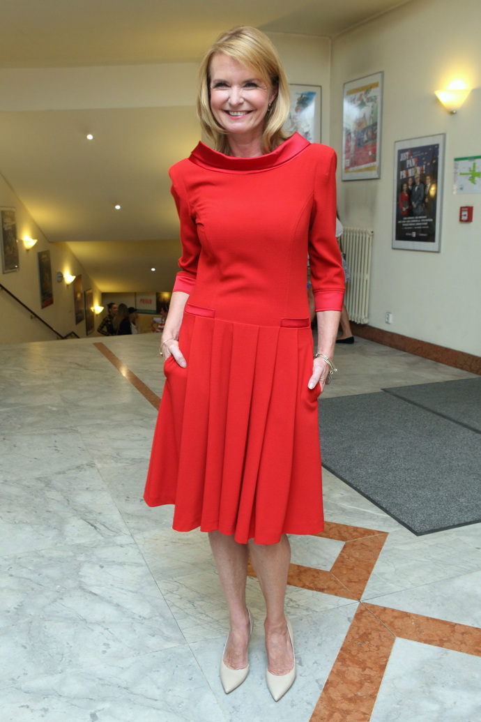 Červené šaty by měla vlastnit každá žena. Výrazné jsou samy o sobě, stačí je proto doplnit neutrálními botami.