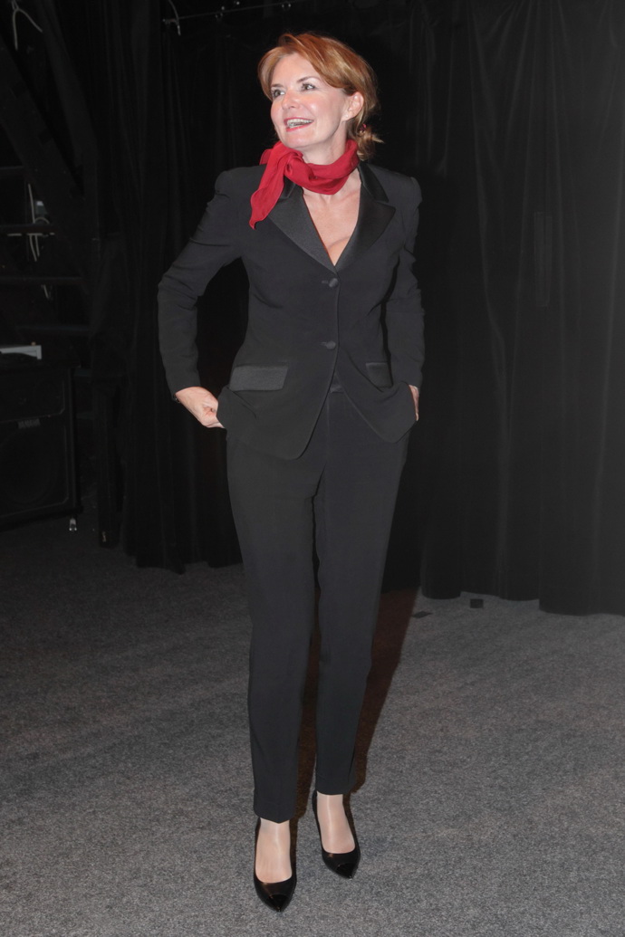 Naopak černému kostýmku dodáte na atraktivitě, když sako obléknete na holé tělo a přidáte jemný, ale nepřehlédnutelný červený akcent, třeba v podobě módního šátku.