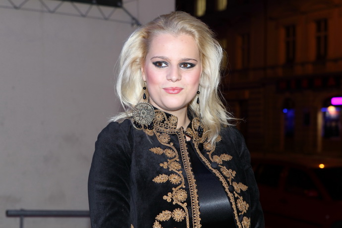 Ornella se vlasy a také tvrdým líčením velmi podobala na svoji matku Moniku.