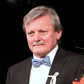 Nejraději relaxuje na své chatě, daleko od civilizace. Nemá tam elektřinu, a dokonce si vystačil dlouhou dobu i bez studny. Oblíbený herec si zahrál v mnoha filmech i seriálech, následující snímky jsou z filmové komedie Křtiny z roku 1981.