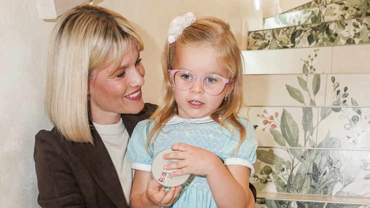 Zpěvačka Michaela Gemrotová se svou dcerkou.