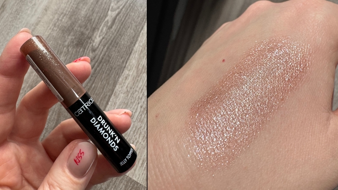 Co mě naprosto nadchlo, jsou gelové třpytivé stíny na oči od Catrice. Chladivý efekt při nanášení je vítaný bonus a to, že třpytky zůstanou na místě celý den, je neprosto perfektní. Navíc ta příznivá cena!