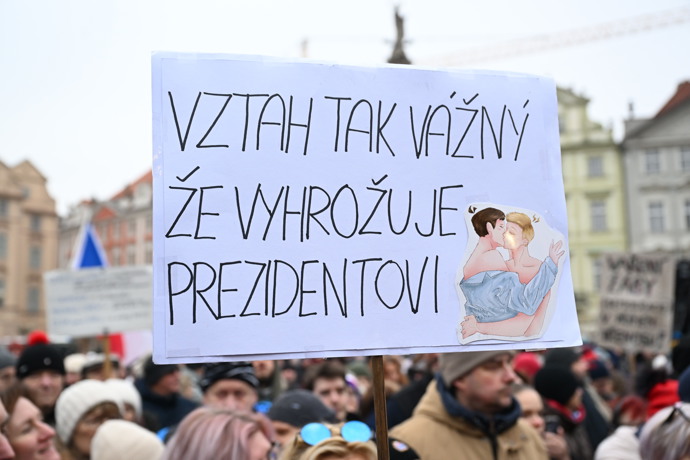 Demonstranti nezapomněli ani na vtipné transparenty.