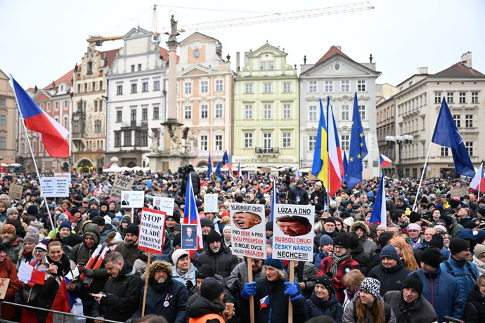 V centru Prahy se sešlo stovky lidí.